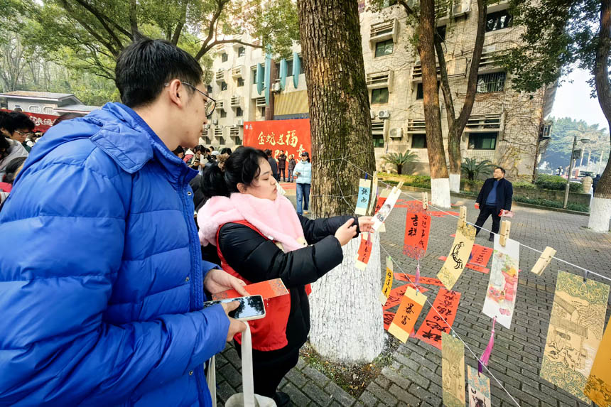 学生介绍手绘书签。袁杰摄