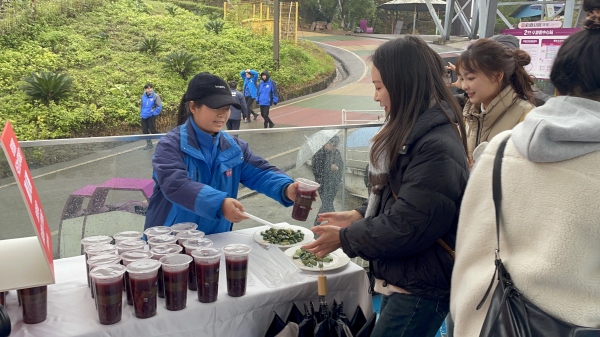 游客领取腊八粥。景区供图