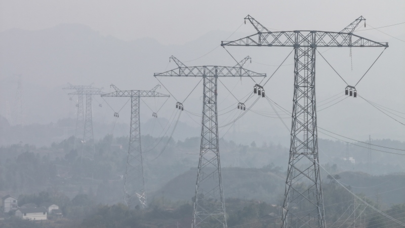 航拍哈密—重慶±800千伏特高壓直流輸電線路工程（重慶段）線路通道。陳明月攝