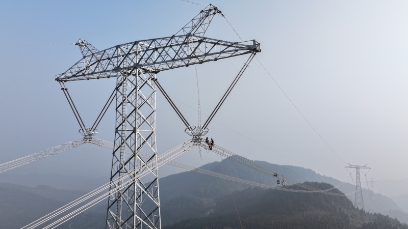 哈密—重慶±800千伏特高壓直流輸電線路工程（重慶段）作業人員進行附件安裝工作。陳明月攝