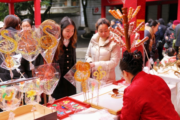 摊位前吸引了大量市民驻足。渝北区文化旅游委供图