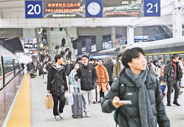 一月十三日，重庆火车北站，旅客走在站台上。当日，乘车旅客中学生客流明显增多。记者 崔力 摄\视觉重庆