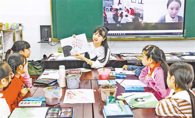 墊江縣坪山小學校，志願者老師通過線上教學引導學生繪畫。（資料圖片）通訊員 龔長浩 攝/視覺重慶