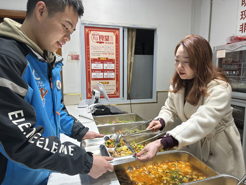 外賣騎手在暖“新”食堂用餐。黃亞輝攝