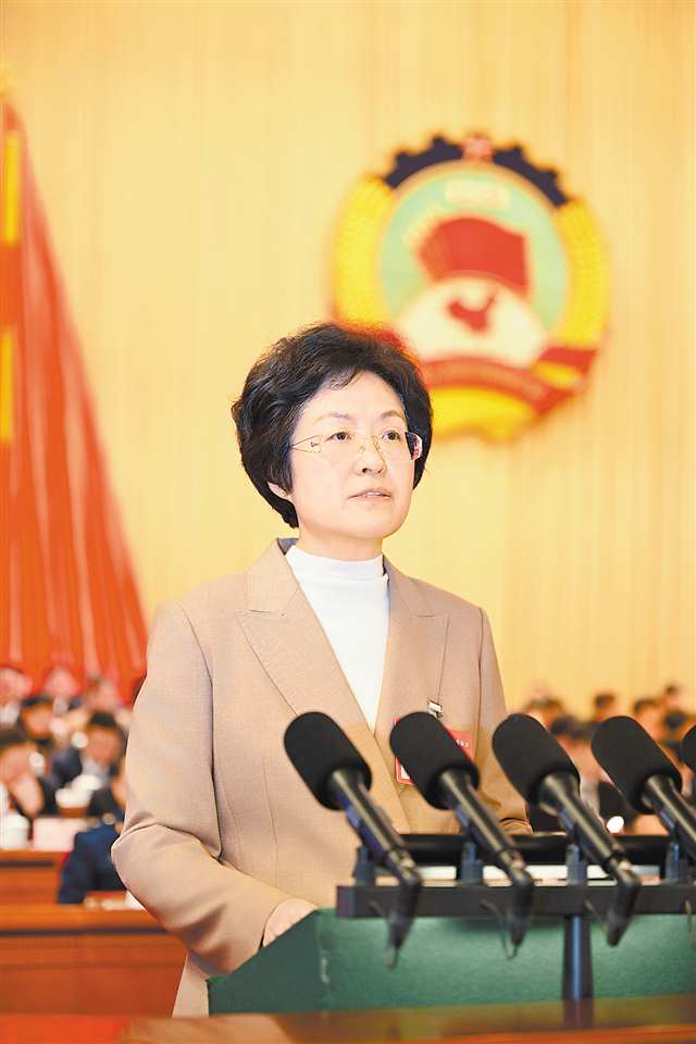    1月18日，重庆市人民大礼堂，市政协六届三次会议开幕。市政协主席程丽华向大会作工作报告。记者 谢智强 李雨恒 摄/视觉重庆