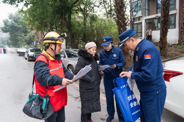 电力和消防人员联合开展高层建筑消防安全宣讲。国网重庆永川供电公司供图