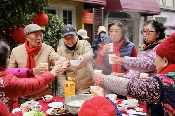 壩壩宴現場。景區供圖