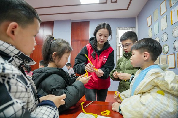 孩子们跟着志愿者做手工。黄建桦摄