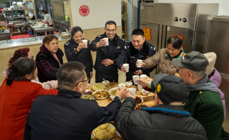 派出所里的年夜饭现场。渝中区公安分局供图