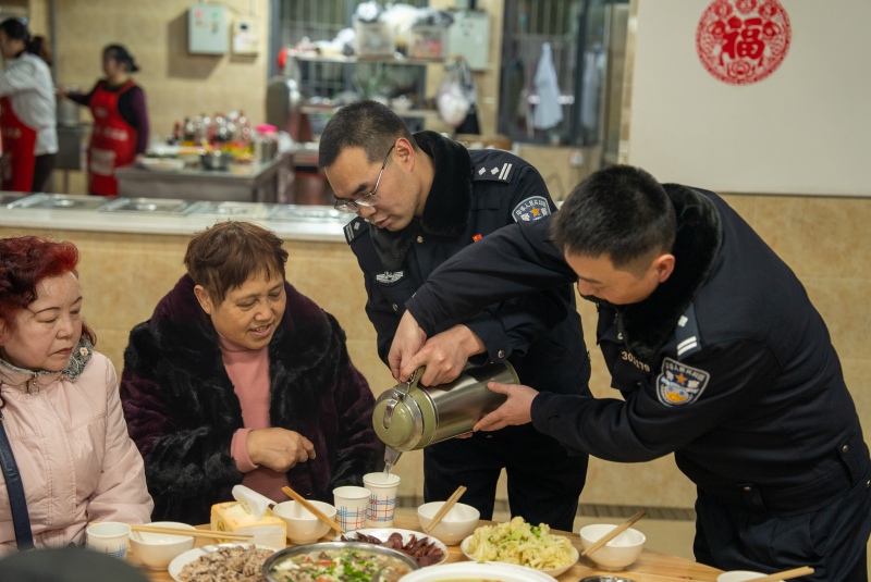 派出所里的年夜饭现场。渝中区公安分局供图