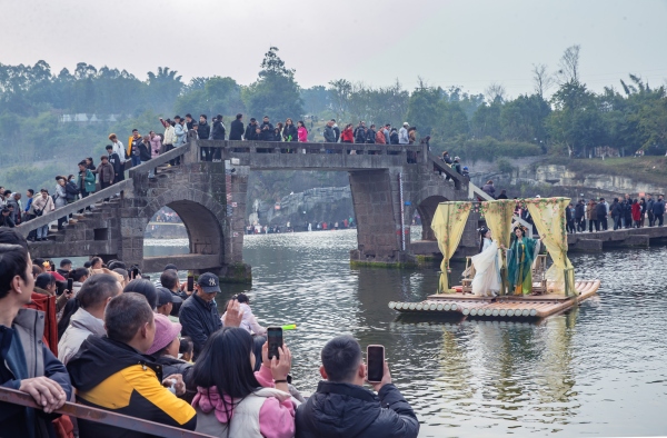 万灵古镇游人如织。荣昌区委宣传部供图