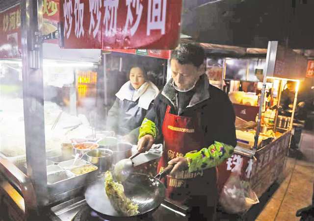 彭水两江广场夜市，张红（右）在为顾客炒蛋炒饭。通讯员 廖唯 摄\视觉重庆