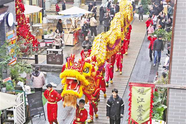 1月31日，大年初三，巴南区西流沱小镇，精彩的舞龙表演吸引了众多市民和游客驻足观看。通讯员 李攀 摄/视觉重庆