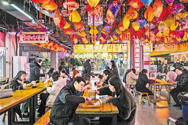 2月3日，大渡口区九宫庙步行街节日氛围浓厚，市民游客在享受美食。通讯员 刘映呈 摄/视觉重庆