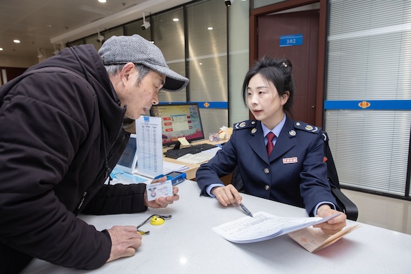 南川区税务局办税服务厅迎来蛇年开工首日，税务人员积极投入工作，辅导群众填写相关表单，办理发票申领、社保缴费等业务。杨寅摄