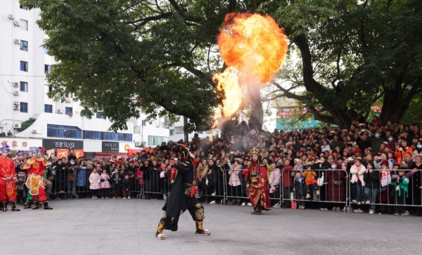 噴火表演。重慶市萬靈山旅游開發集團有限公司供圖