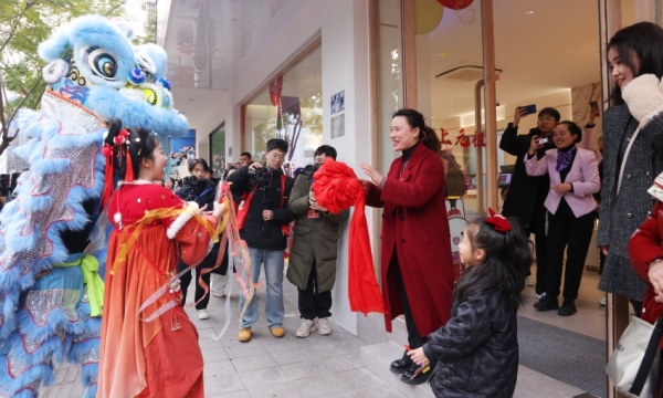 向市民拜年。重慶市萬靈山旅游開發集團有限公司供圖