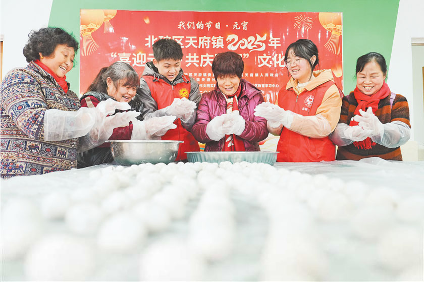 2月11日，北碚区天府镇天府社区，志愿者和社区居民一起包汤圆，喜迎元宵节。特约摄影 秦廷富/视觉重庆