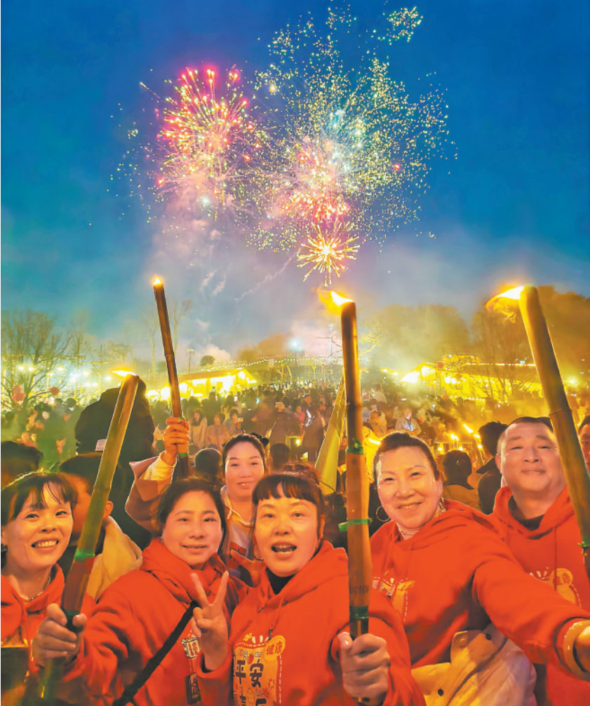 2月11日，璧山区丁家街道，参加历山汉族火把节的游客欣赏烟花和打铁水表演。记者 崔力 摄/视觉重庆