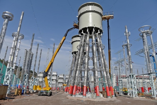 作業人員在渝北換流站直流場安裝平波電抗器防鳥網、均壓環等設施。游紹斌攝