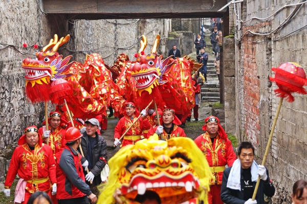 2月12日，彭水苗族土家族自治县郁山镇舞龙队正在开展游街活动。赵勇摄