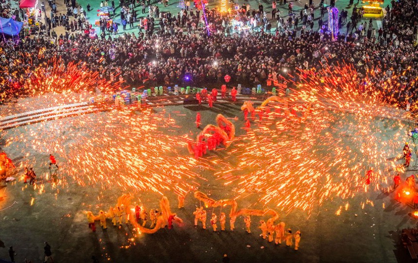 2025年2月12日，荣昌区远觉镇铁花广场，舞龙、打铁花表演吸引了众多市民观看。首席记者 龙帆 摄