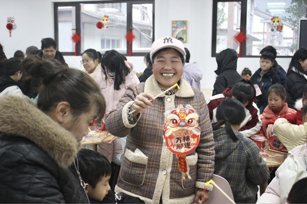 村民展示花燈成品。程奕茹攝