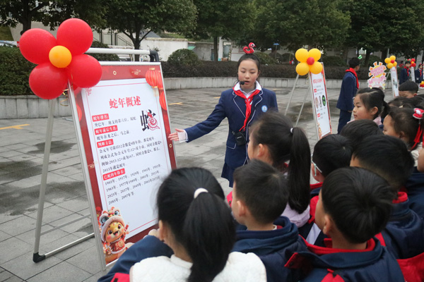 江津區聚奎小學以“祥蛇舞新春，奎星啟新程”為主題，通過“蛇年文化小講堂”展示、制作蛇年主題手工藝品等活動開啟新學期。聚奎小學供圖