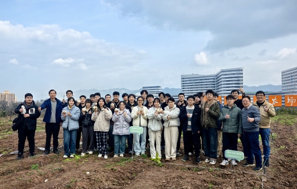 採摘現場師生合影。重慶理工大學供圖