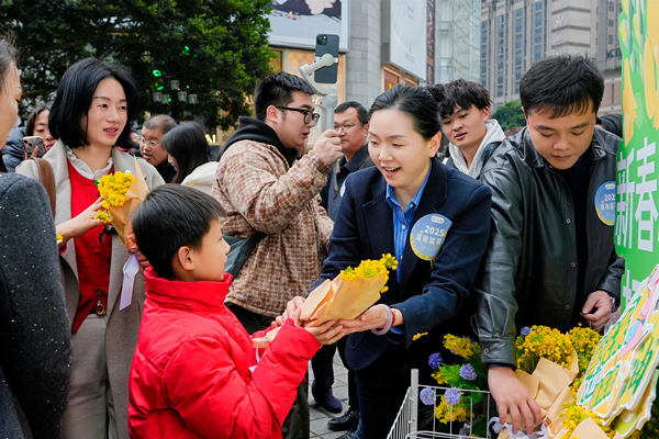 活动现场为市民游客送出赏花邀请函。活动方供图