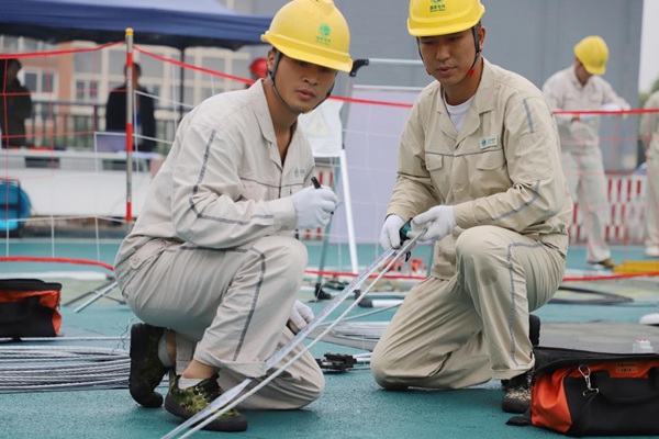 顧洋（左）在技能競賽現場。國網重慶永川供電公司供圖