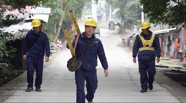 呂祖鈞（中）前往工作現場。國網重慶永川供電公司供圖