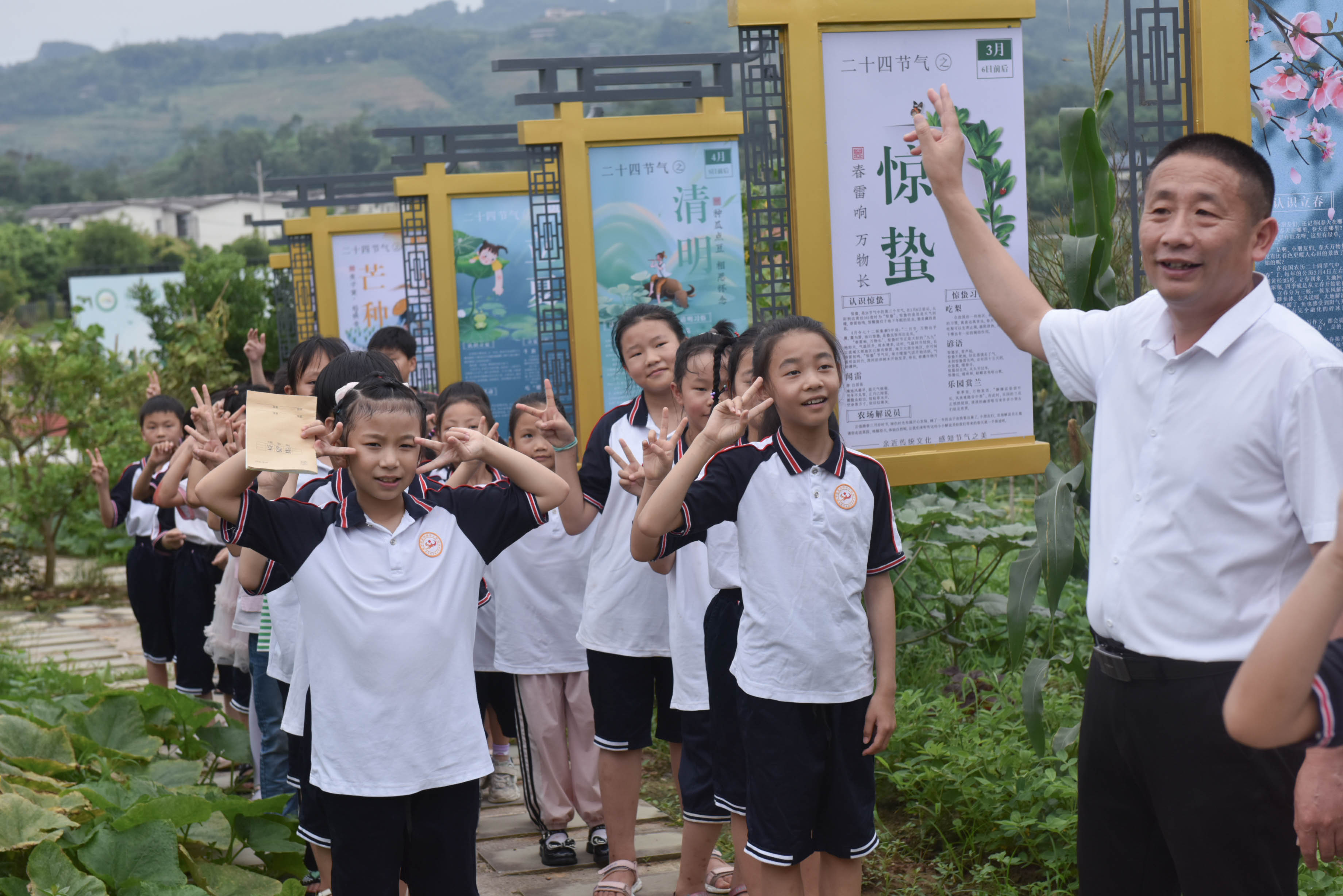 颜林给学生讲二十四节气课程。梁平区委宣传部供图