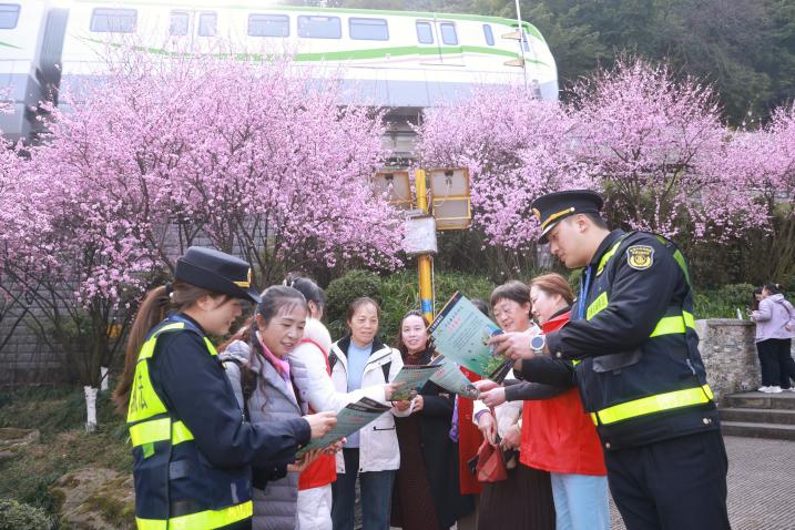 执法人员在轨道交通2号线佛图关段宣传安全文明出游注意事项。受访单位供图