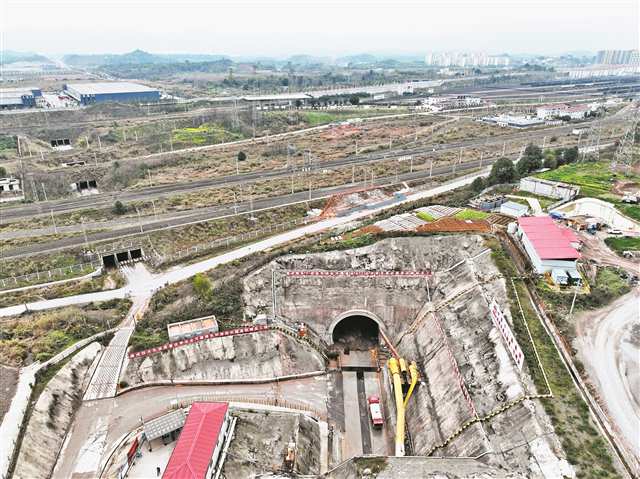 3月3日，成渝中线高铁重庆段中梁山隧道，下穿兴隆场编组站。