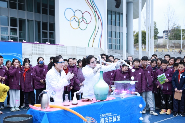 趣味化学实验。张源摄