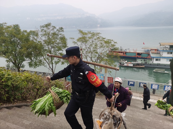 忠縣派出所青年突擊隊為居民挑菜。長航公安局萬州分局供圖