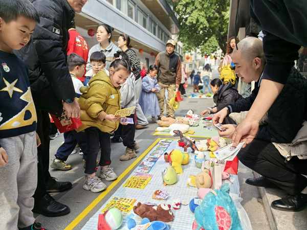 忠恕沱社区开展爱心义卖活动。大石坝街道供图