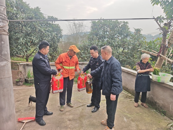 民警走進困難群眾家中送去生活物資。南岸區公安分局供圖