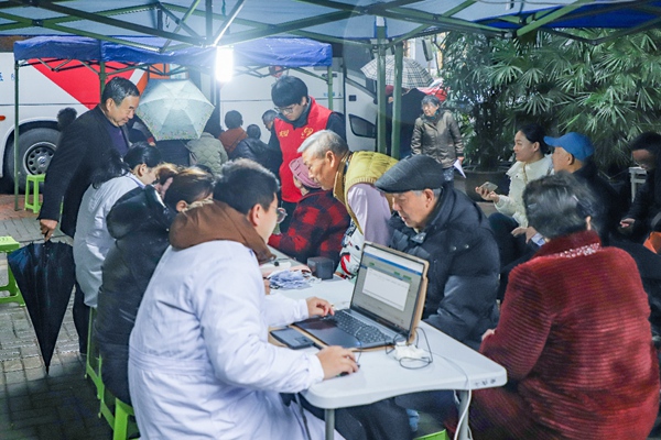 志願者協助專業醫護人員為社區居民提供健康咨詢。受訪者供圖