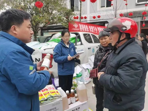 农技人员解答农户在农资选购和使用过程中遇到的问题。重庆智慧农服集团供图