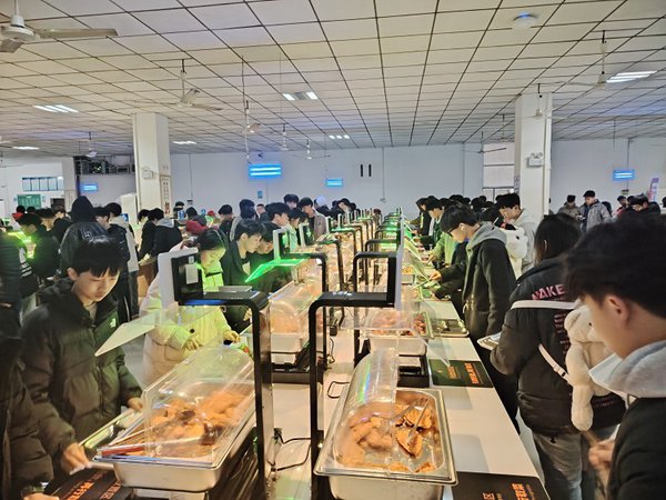 重慶市經貿中等專業學校食堂。重慶市農產品集團供圖