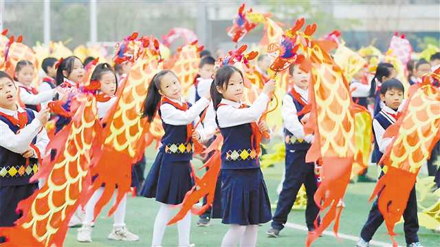 銅梁區金砂小學大課間，學生們正在練習彩帶龍舞。（受訪者供圖）