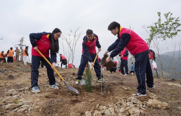 植樹活動現場。盧先慶攝