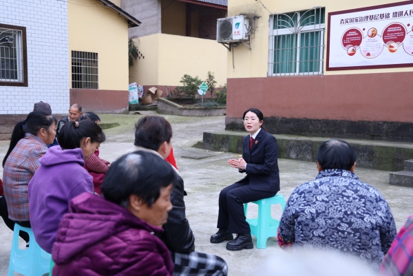 “檢小格”團隊成員到永川區仙龍鎮太平橋村開展“院壩普法會”。陳俐均攝