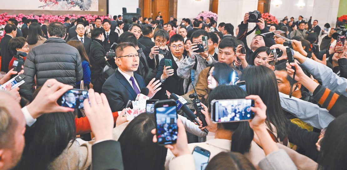 3月11日下午，十四届全国人大三次会议在北京人民大会堂闭幕。图为全国人大代表傅国涛接受媒体采访。记者 苏思 龙帆 摄/视觉重庆