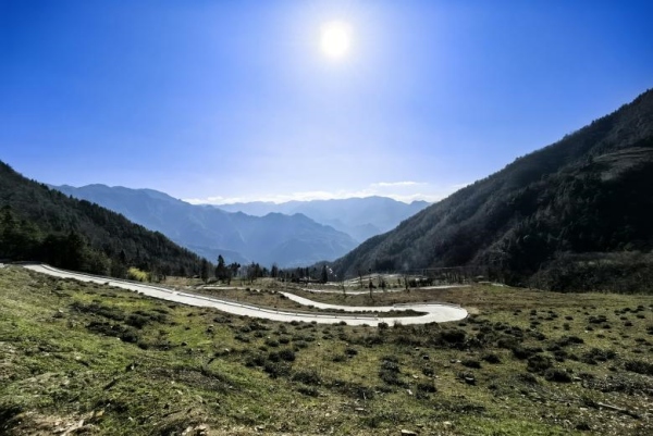 李坪村現當坪全景。咸宜鎮供圖