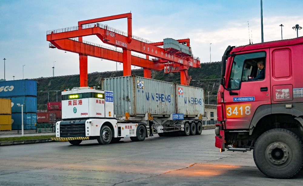 2025年3月7日，重庆果园港，无人驾驶智能集卡避障停车。记者 张锦辉 摄