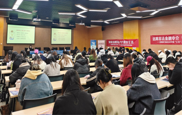 送金融知识进校园。招商银行重庆分行供图