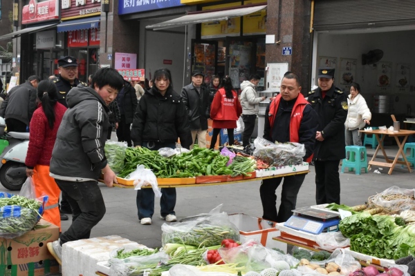 执法人员对占道经营进行劝阻。王轩摄